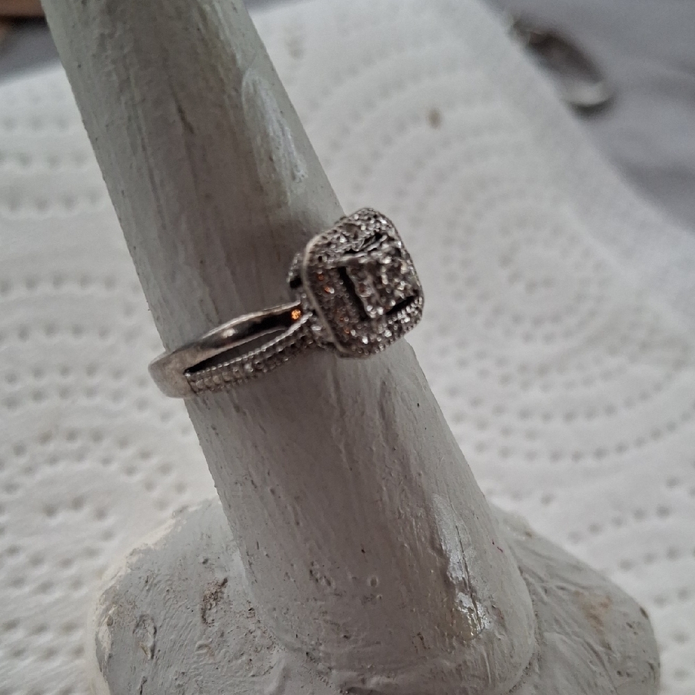 Elegant Silver DiamondRing with Intricate Detailing